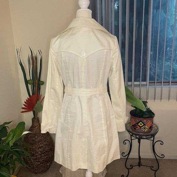 SALE: White Trench Coat by Red Berry. Size S. Double-breasted with satin lining - Picture 4 of 6